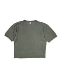 Originales Vintage Bundeswehr Unterhemd aus den 1980er Jahren, modern modifiziert als olivgrünes Cropped-Shirt in der Frontansicht.