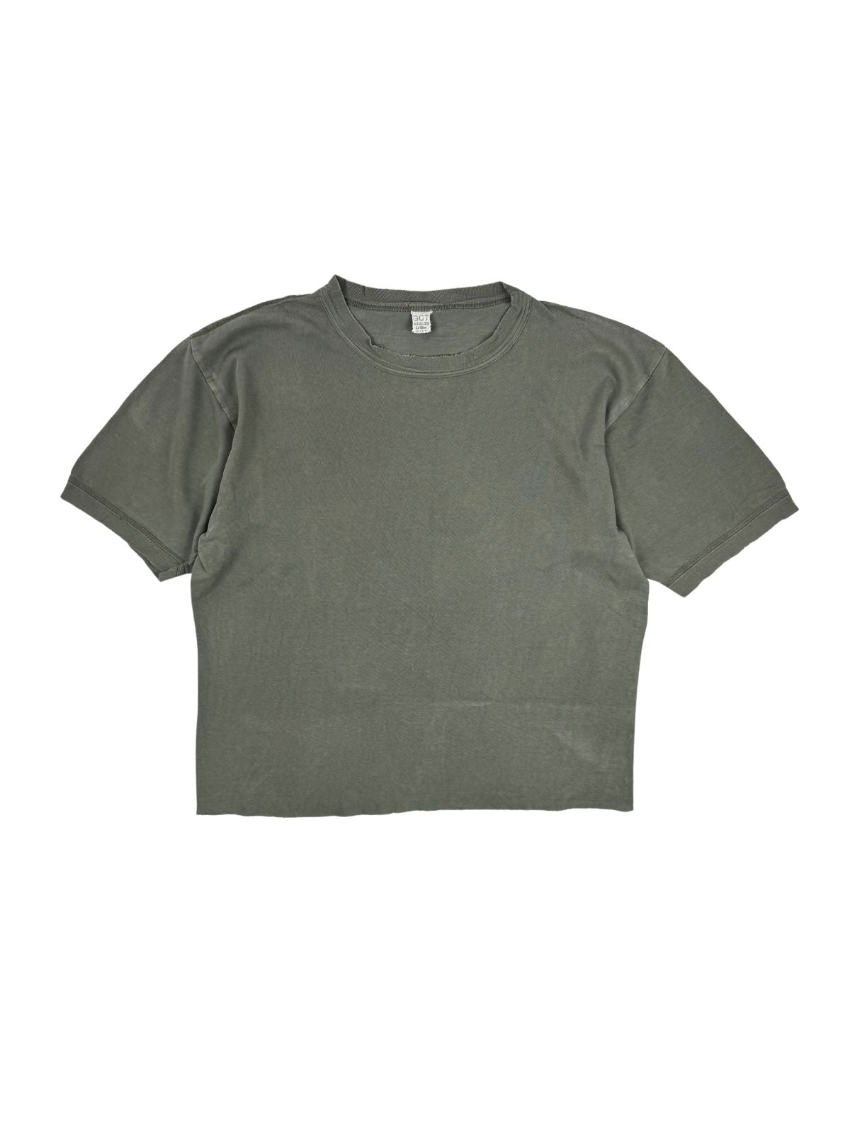 Originales Vintage Bundeswehr Unterhemd aus den 1980er Jahren, modern modifiziert als olivgrünes Cropped-Shirt in der Frontansicht.