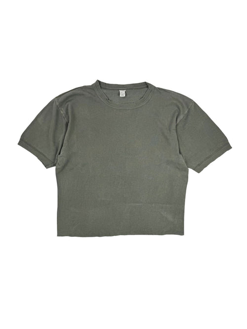 Originales Vintage Bundeswehr Unterhemd aus den 1980er Jahren, modern modifiziert als olivgrünes Cropped-Shirt in der Frontansicht.