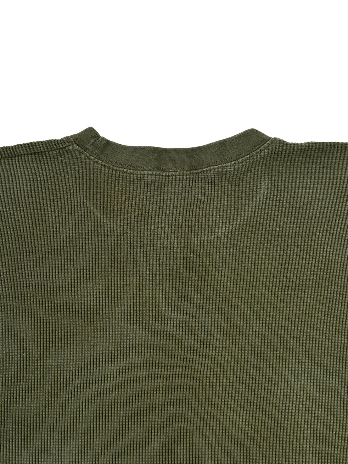 Detailansicht der Nackenpartie auf der Rückseite, die die dichte Waffelstruktur (Waffle Knit) des Vintage Militär-Thermohemds zeigt.