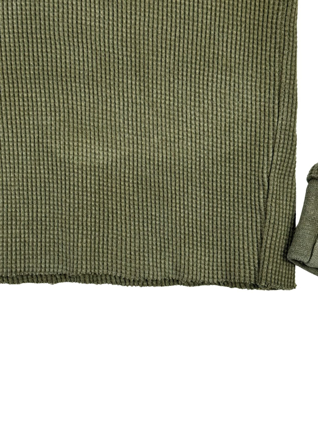 Detailaufnahme des modifizierten, abgeschnittenen Saums (Cropped/Raw Hem) am olivfarbenen Bundeswehr Kälteschutz-Shirt.