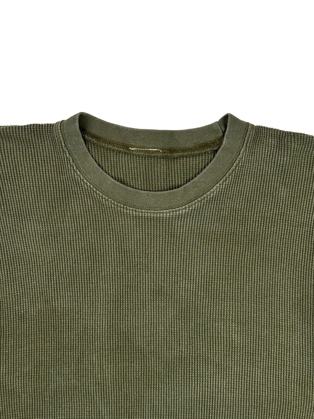 Nahaufnahme des Rundhalsausschnitts auf der Vorderseite des verwaschenen Bundeswehr Kälteschutz-Longsleeves.