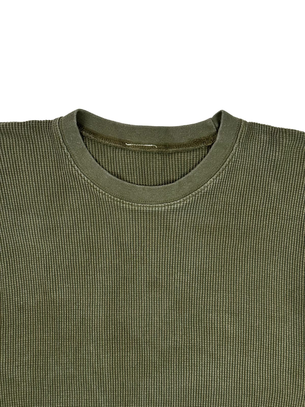 Nahaufnahme des Rundhalsausschnitts auf der Vorderseite des verwaschenen Bundeswehr Kälteschutz-Longsleeves.