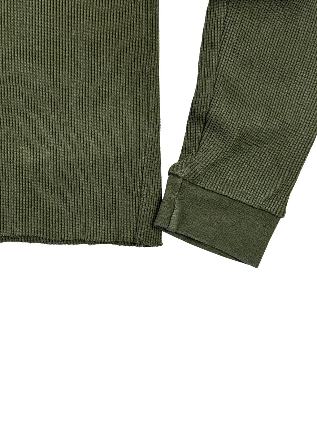 Nahaufnahme des linken Ärmelbündchens mit elastischem Rippstrick-Abschluss am olivgrünen Vintage Bundeswehr Longsleeve.