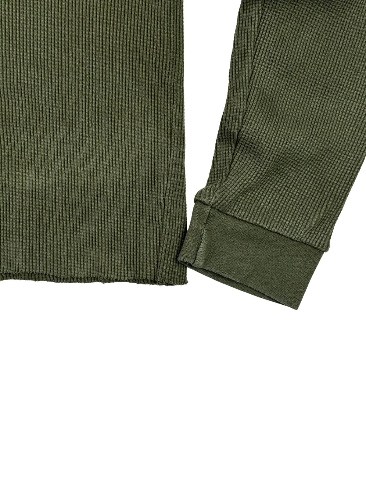 Nahaufnahme des linken Ärmelbündchens mit elastischem Rippstrick-Abschluss am olivgrünen Vintage Bundeswehr Longsleeve.