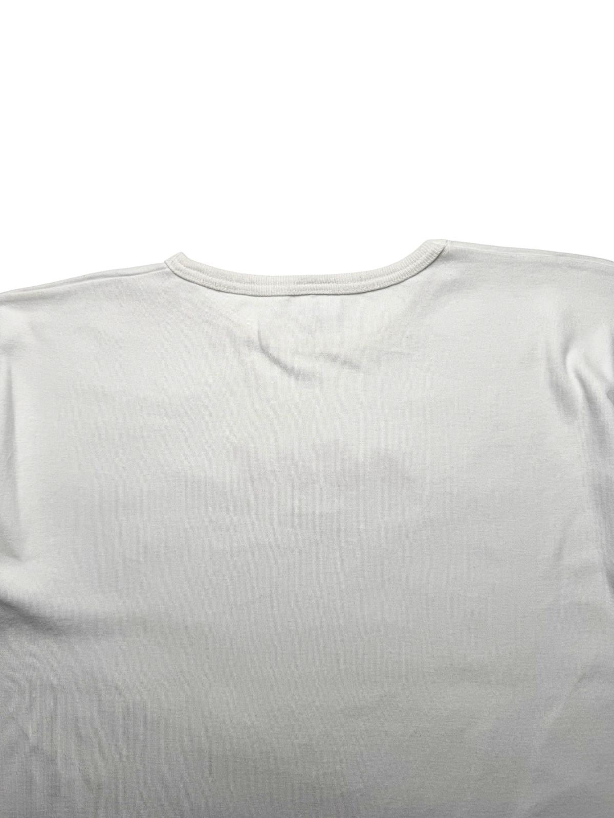 Detailansicht der oberen Rückseite mit Fokus auf die feine Nackennaht des hellen Baumwoll-Shirts.