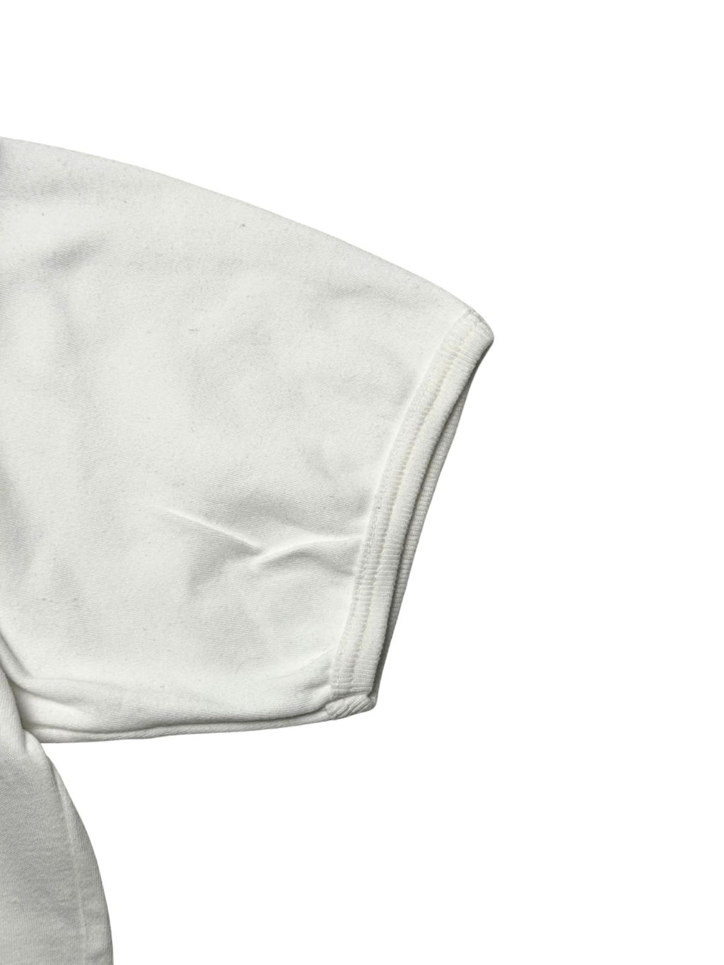 Detailansicht des kurzen, körperbetonten Ärmels mit geripptem Bündchenabschluss im typischen 90s-Baby-Tee-Stil.