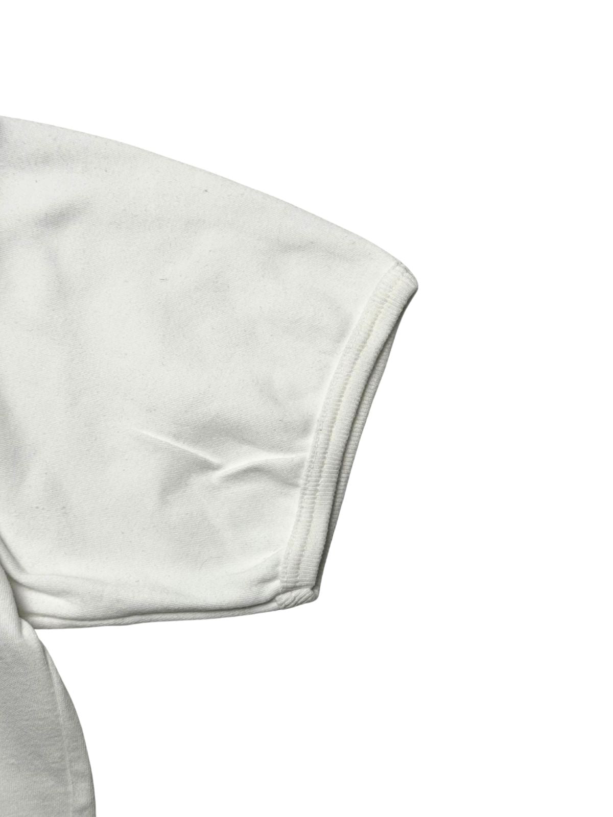 Detailansicht des kurzen, körperbetonten Ärmels mit geripptem Bündchenabschluss im typischen 90s-Baby-Tee-Stil.