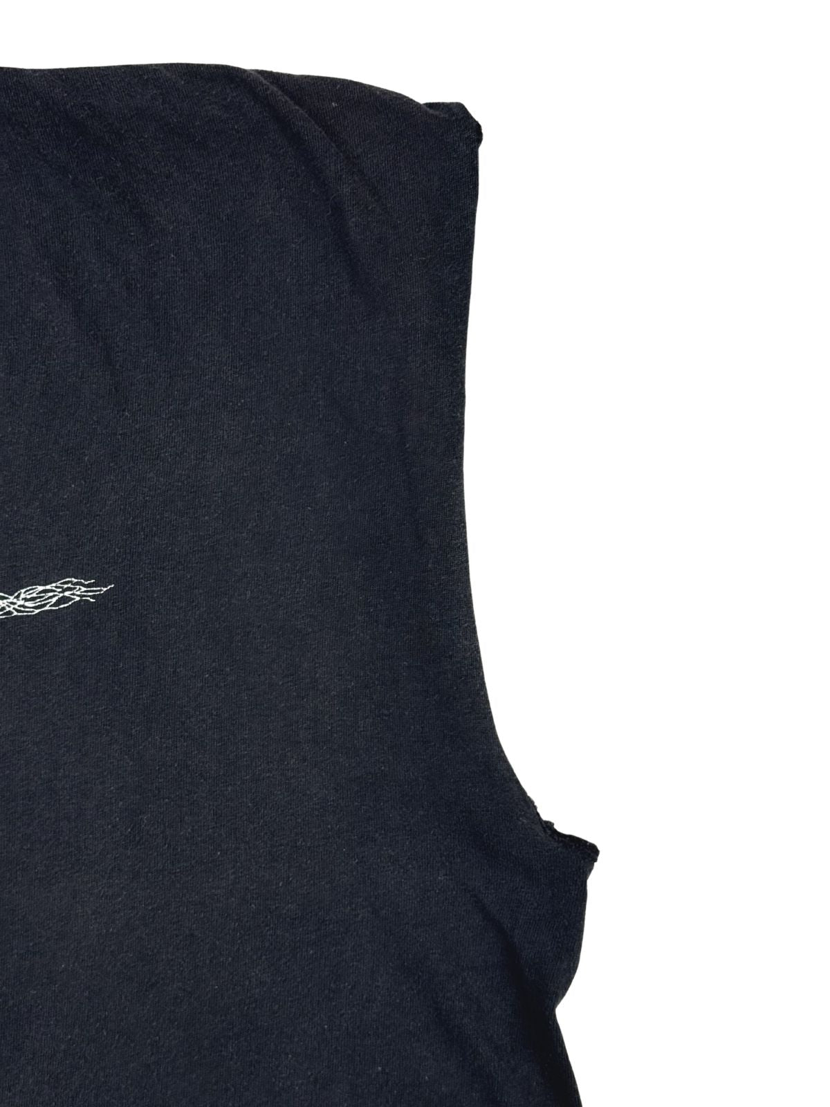 Detailansicht des linken, nachträglich abgeschnittenen Ärmelansatzes (DIY Cut-off Style) mit offener, glatter Stoffkante am verwaschenen Sammlerstück.