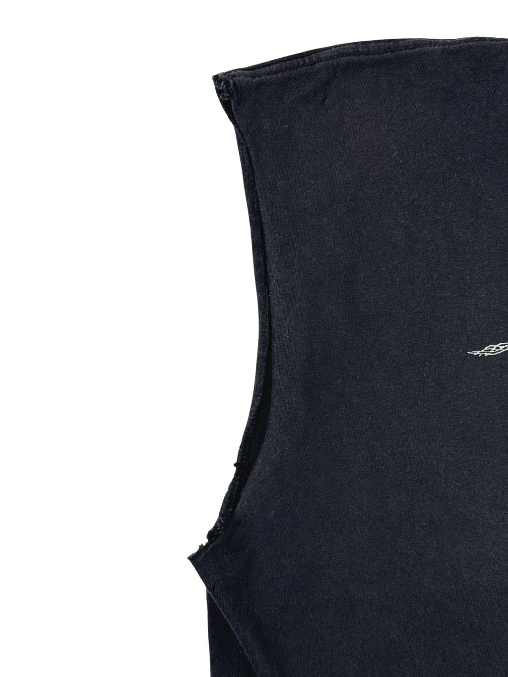 Nahaufnahme der rechten, ärmellosen Schnittkante im getragenen Distressed-Look mit leichten Fransen an den Rändern des Baumwollstoffs.