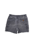 Alt-Text: Rückansicht einer grauen Carhartt Workwear Shorts mit Carpenter-Details und dem klassischen Logo-Patch auf der Gesäßtasche.