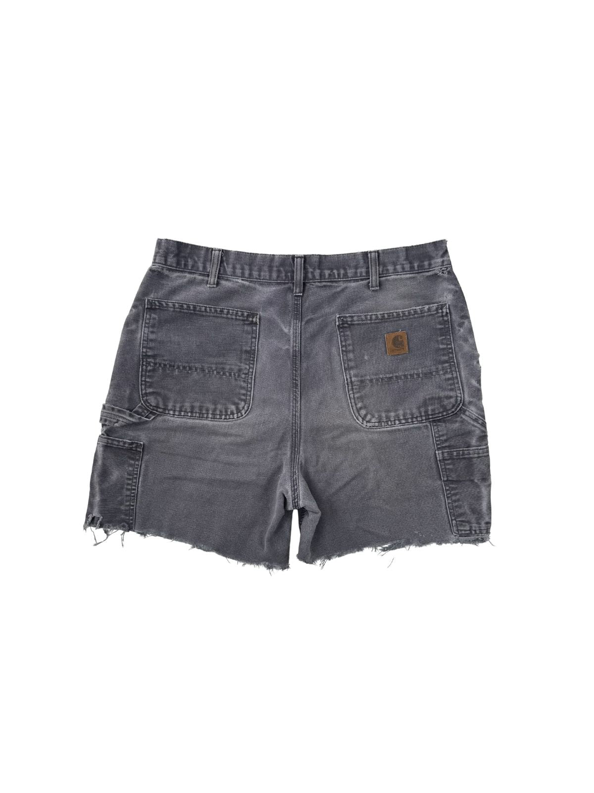 Alt-Text: Rückansicht einer grauen Carhartt Workwear Shorts mit Carpenter-Details und dem klassischen Logo-Patch auf der Gesäßtasche.