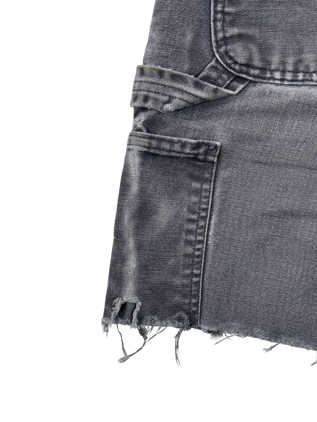 Nahaufnahme der seitlichen Beintasche und der Hammerschlaufe einer thrashed Carhartt Carpenter Shorts.
