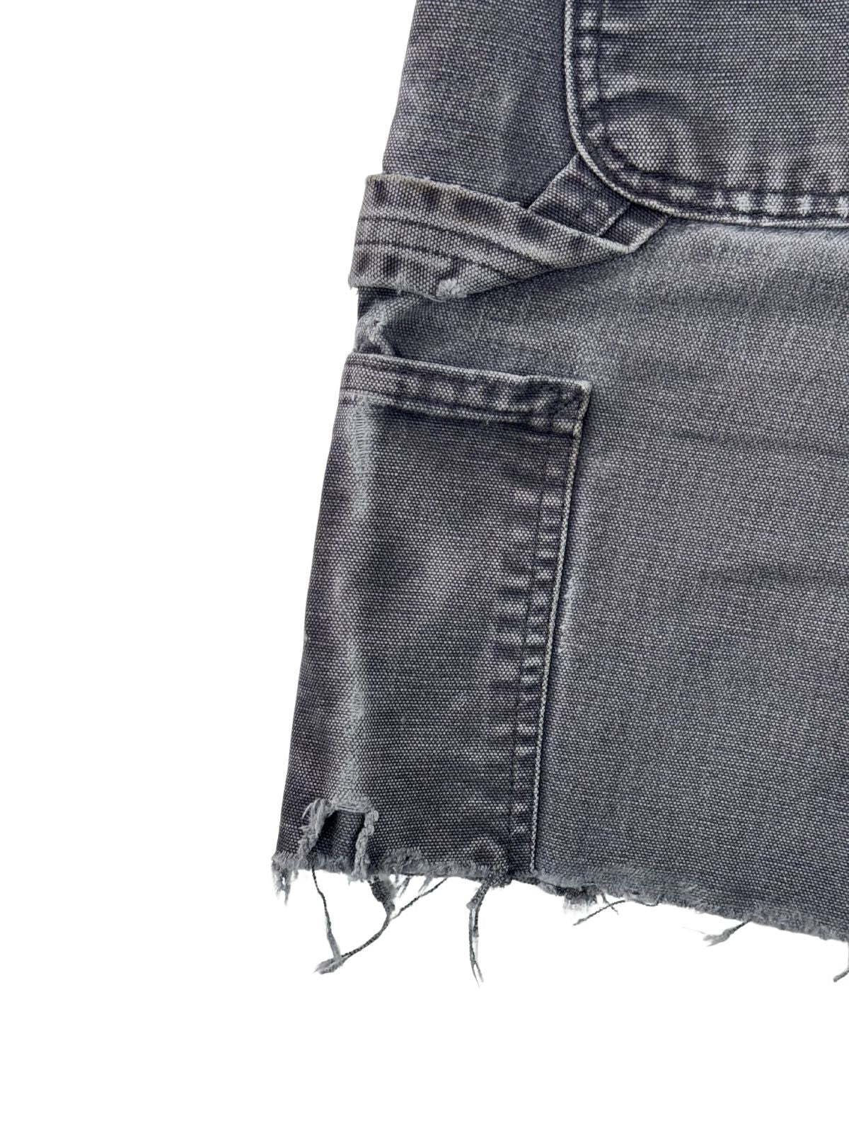Nahaufnahme der seitlichen Beintasche und der Hammerschlaufe einer thrashed Carhartt Carpenter Shorts.
