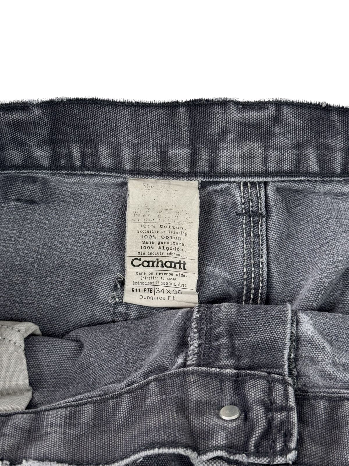 Innenansicht des Carhartt Pflegeetiketts mit Größenangabe W34 und Modellbezeichnung B11 PTB Dungaree Fit.