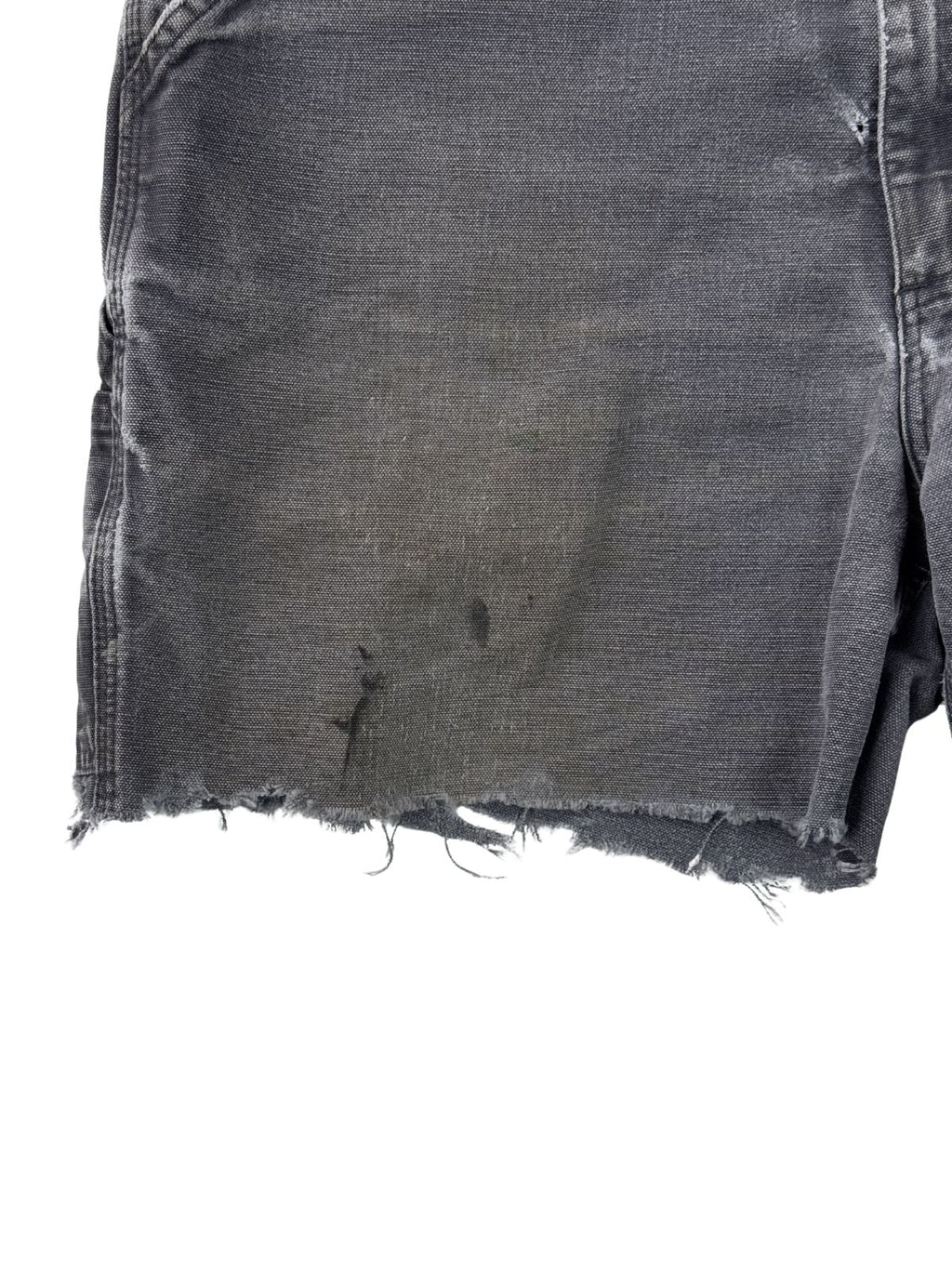 Detailaufnahme von Gebrauchsspuren und Flecken auf der rechten Vorderseite einer thrashed Workwear Shorts.