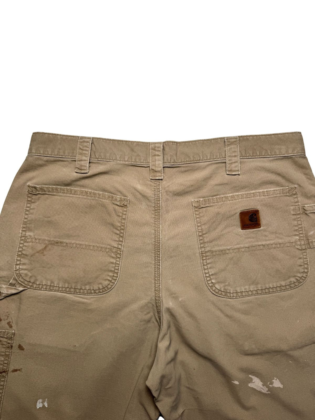 Detailansicht der hinteren Gesäßpartie mit den großen, tiefen Taschen und der verstärkten Dreifach-Schrittnaht (Triple-Stitched) der Carhartt Workwear-Shorts.
