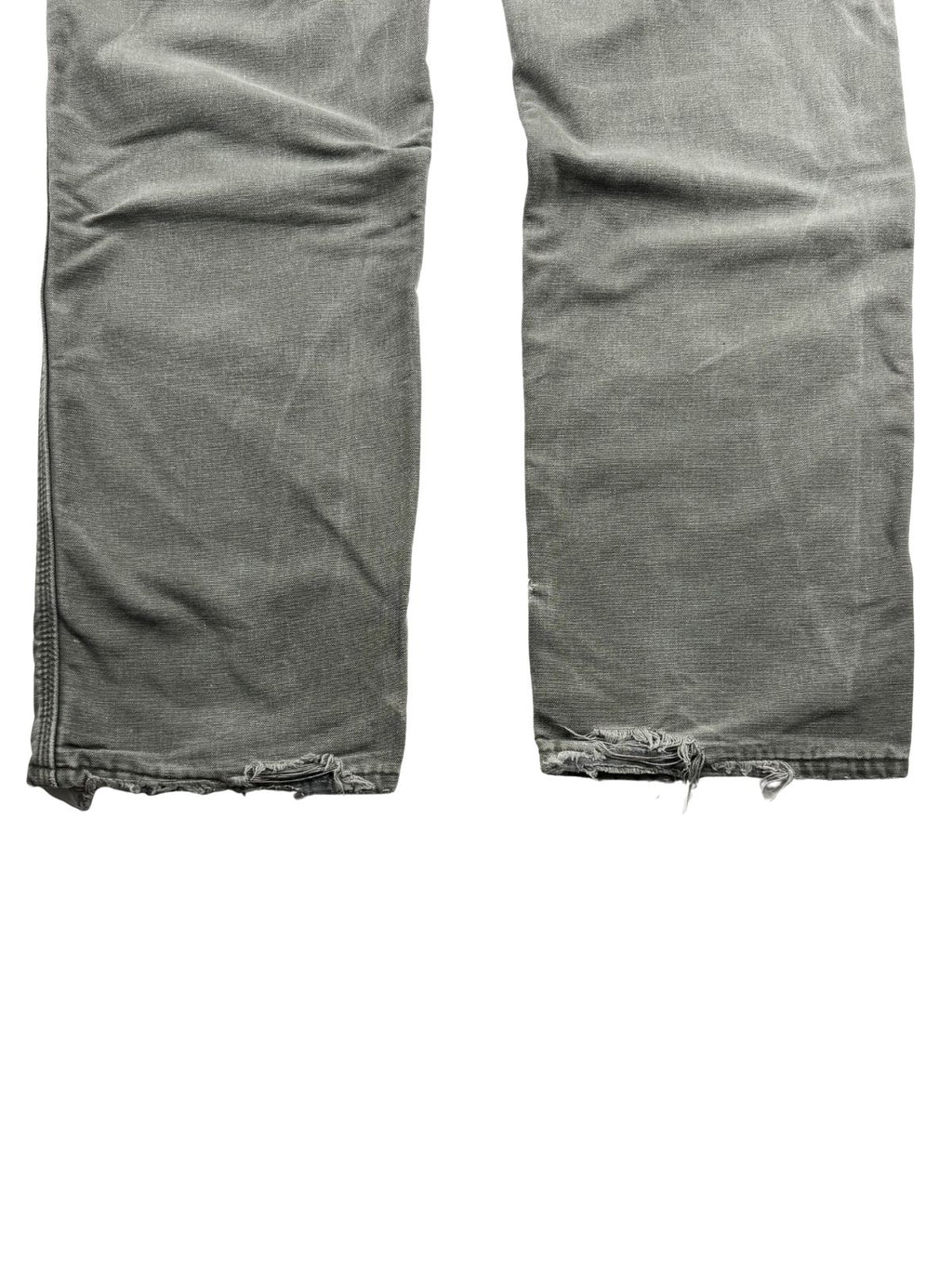 Detailansicht der hinteren Hosensäume mit starkem „Heel Bite“ (ausgefranste, kaputte Saumkanten durch das Schleifen der Hose auf dem Boden beim Gehen).