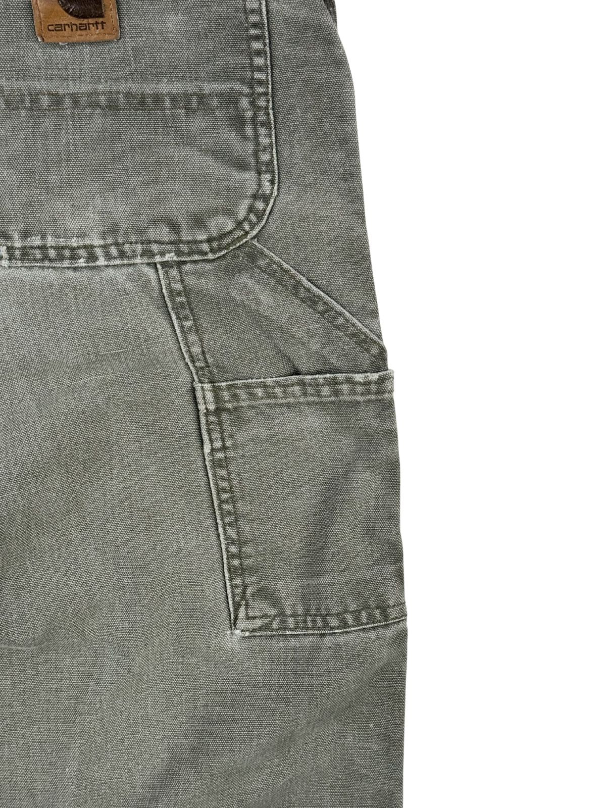 Detailaufnahme der rechten Oberschenkelseite mit den typischen, aufgesetzten Carpenter-Werkzeugtaschen (Utility Pockets) unterhalb der Gesäßtasche.