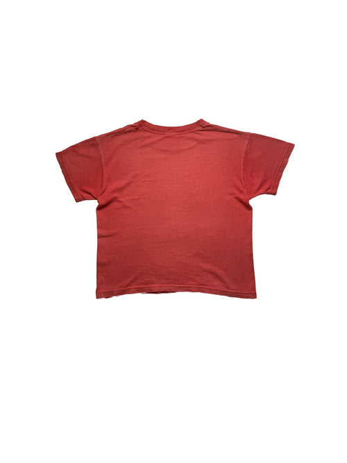 Rückseite des roten 80er-Jahre Che Guevara Shirts im unbedruckten, schlichten Zustand mit leichtem Boxy-Schnitt und natürlicher Ausbleichung.
