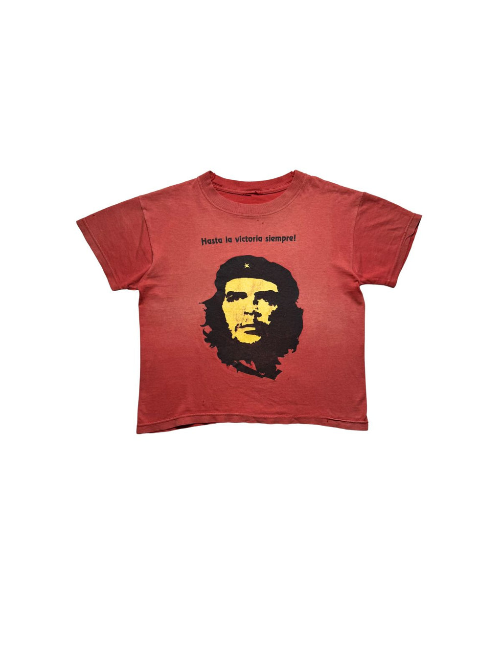 Rotes Vintage Che Guevara T-Shirt aus den 1980er Jahren in der vorderen Gesamtansicht. Ausgewaschenes (Faded) Grafik-Shirt mit Che Guevara Konterfei, gelb-schwarzem Druck und dem Slogan „Hasta la victoria siempre!“.