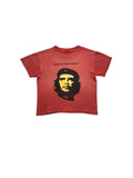 Rotes Vintage Che Guevara T-Shirt aus den 1980er Jahren in der vorderen Gesamtansicht. Ausgewaschenes (Faded) Grafik-Shirt mit Che Guevara Konterfei, gelb-schwarzem Druck und dem Slogan „Hasta la victoria siempre!“.