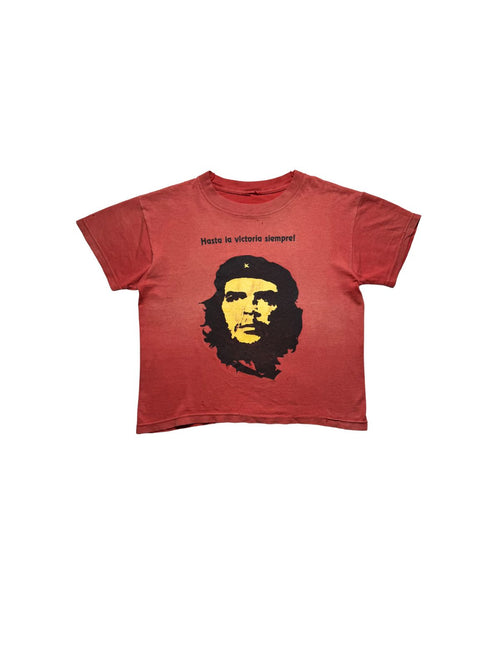 Rotes Vintage Che Guevara T-Shirt aus den 1980er Jahren in der vorderen Gesamtansicht. Ausgewaschenes (Faded) Grafik-Shirt mit Che Guevara Konterfei, gelb-schwarzem Druck und dem Slogan „Hasta la victoria siempre!“.