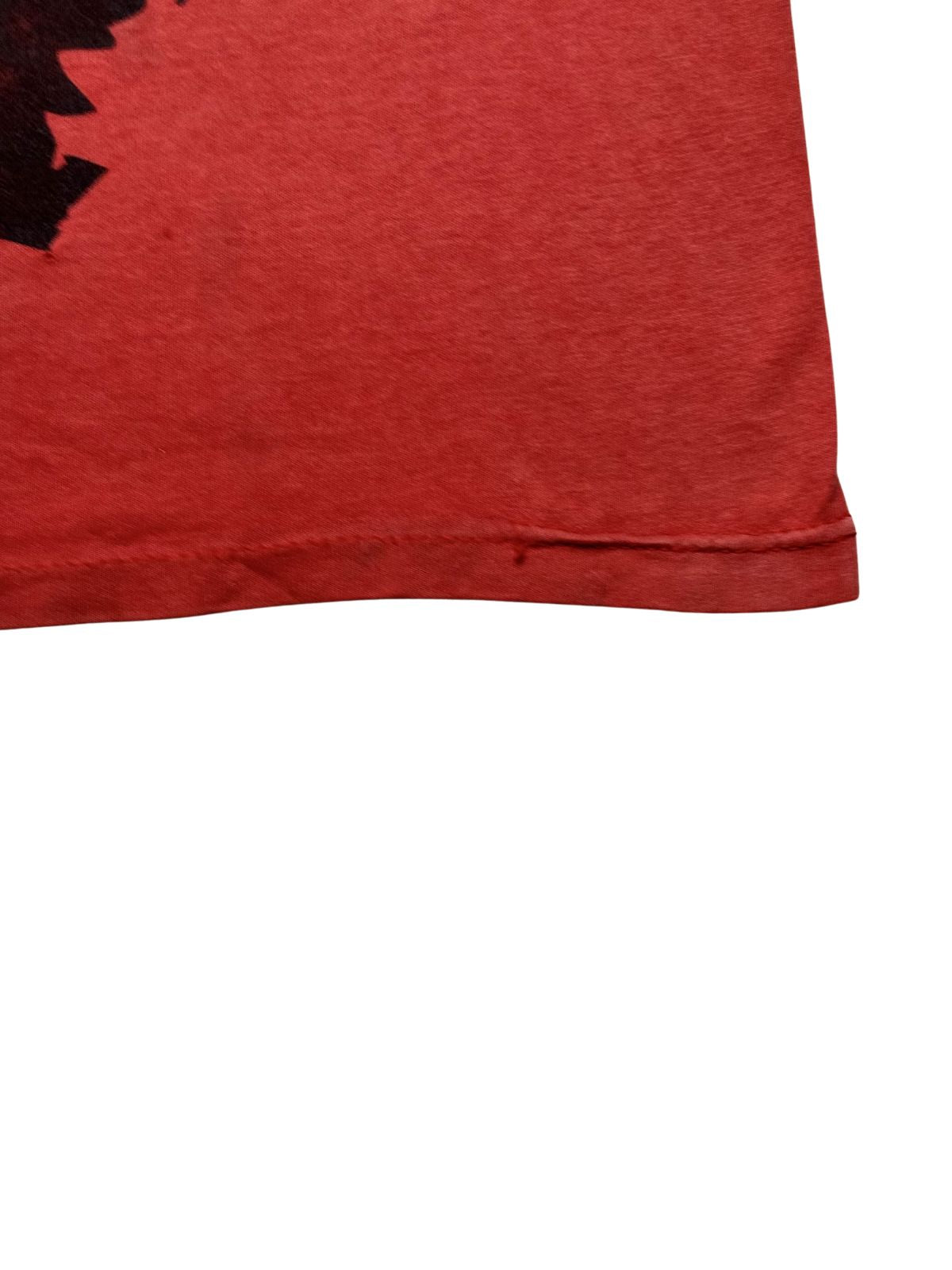 Nahaufnahme des unteren Saums mit Single Stitch Verarbeitung und feinen Tragespuren an der unteren Stoffkante.