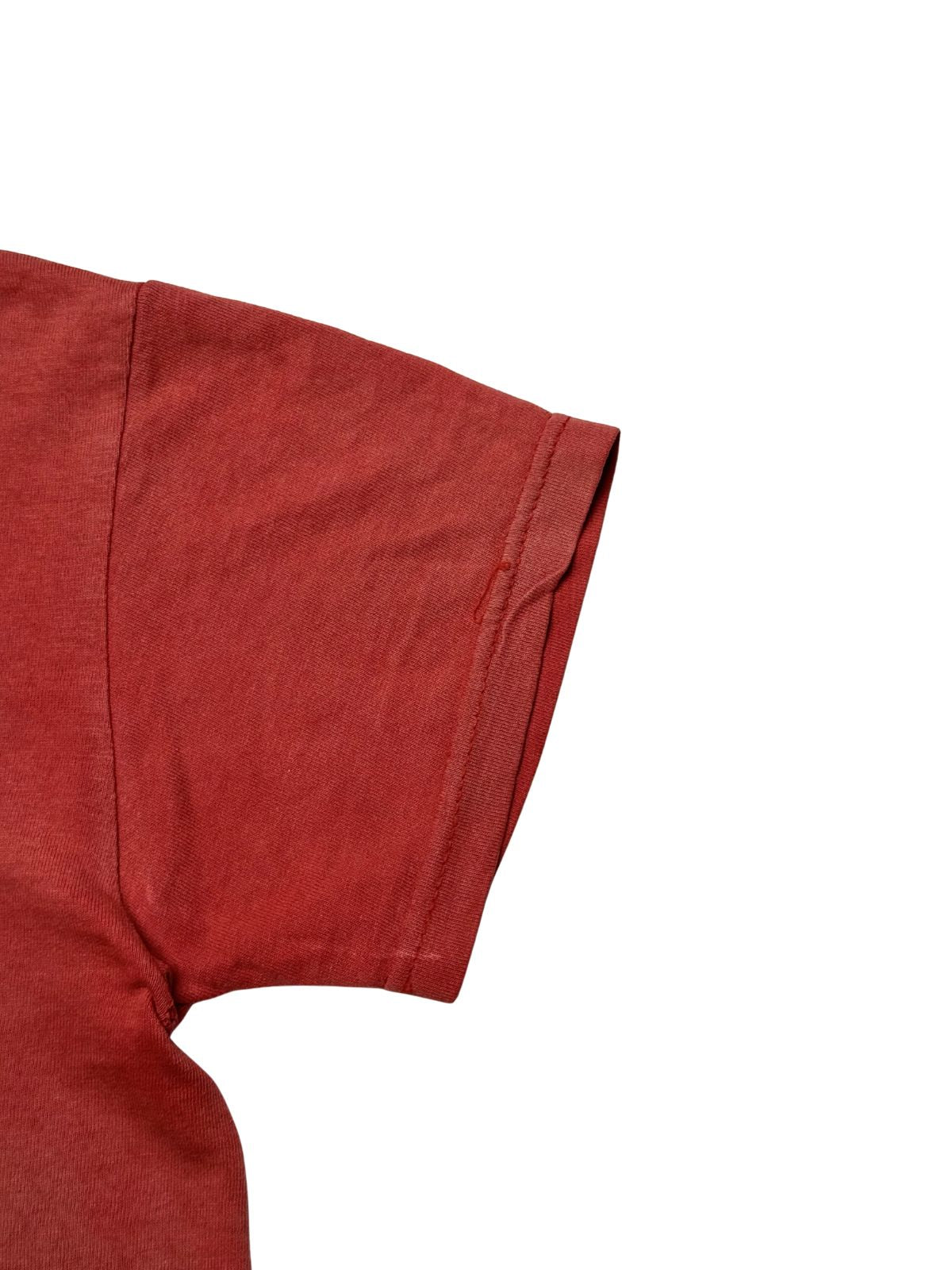 Detailansicht des kurzen Ärmelbunds mit einer feinen Single-Stitch-Einfachnaht und leicht abgenutzten Saumkanten im authentischen Vintage-Look.