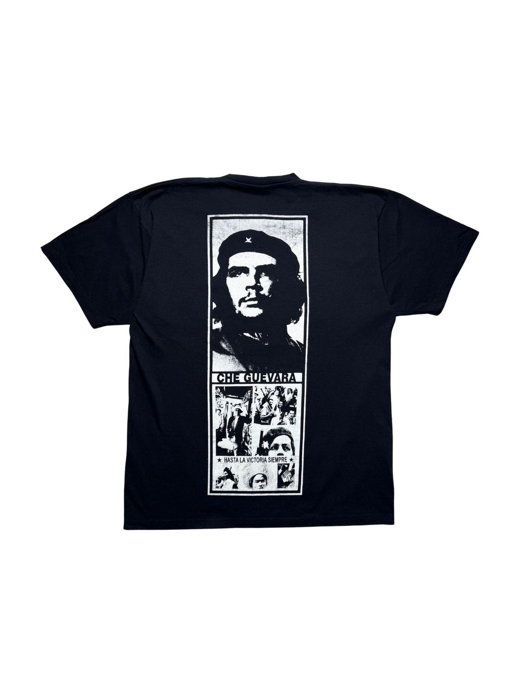 Rückseite des schwarzen Che Guevara Vintage-Shirts von 1990 in der Gesamtansicht mit vertikalem Foto-Print und dem Schriftzug „HASTA LA VICTORIA SIEMPRE“.