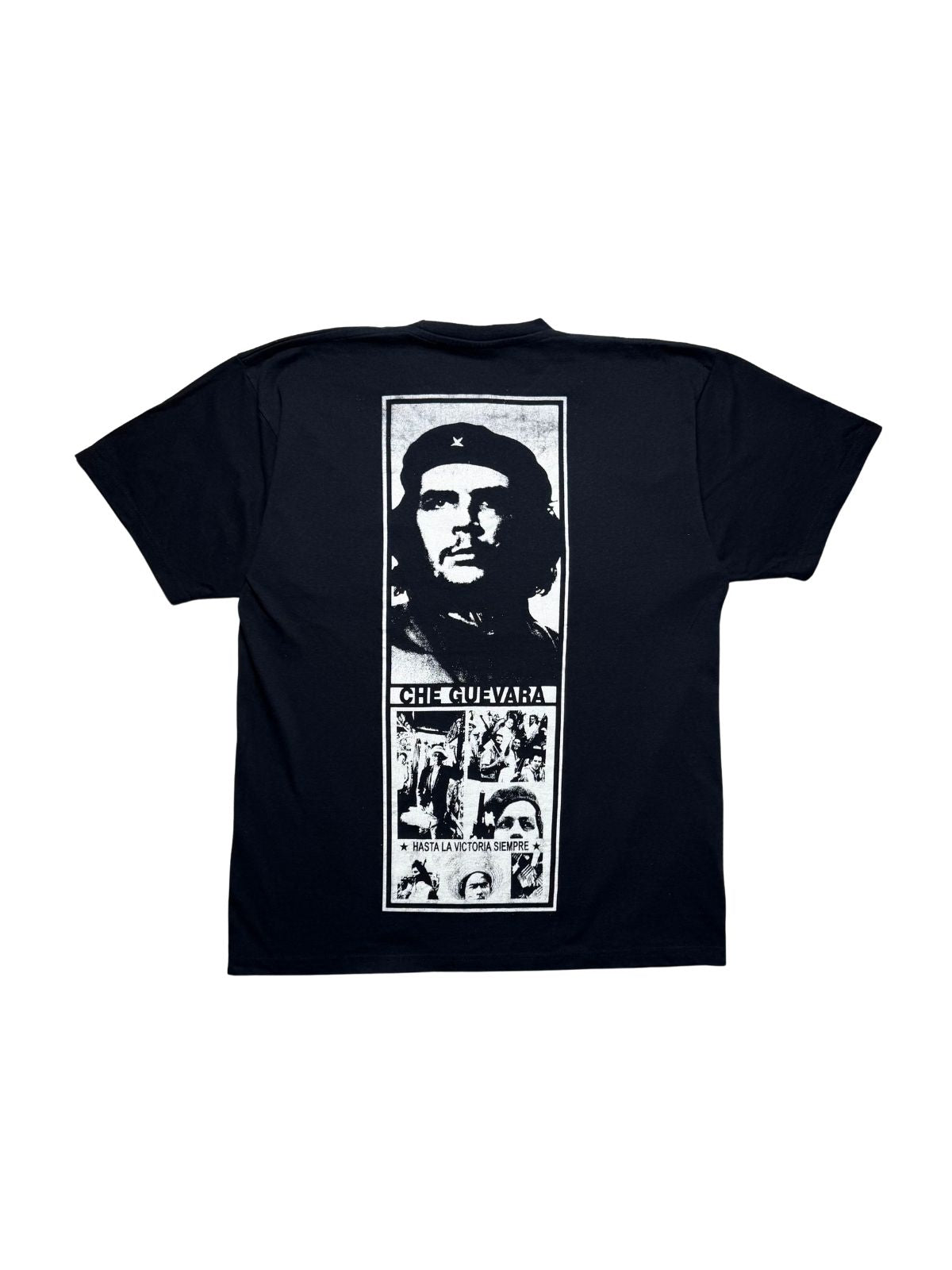 Rückseite des schwarzen Che Guevara Vintage-Shirts von 1990 in der Gesamtansicht mit vertikalem Foto-Print und dem Schriftzug „HASTA LA VICTORIA SIEMPRE“.