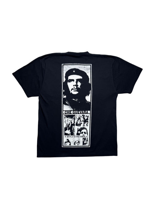 Rückseite des schwarzen Che Guevara Vintage-Shirts von 1990 in der Gesamtansicht mit vertikalem Foto-Print und dem Schriftzug „HASTA LA VICTORIA SIEMPRE“.