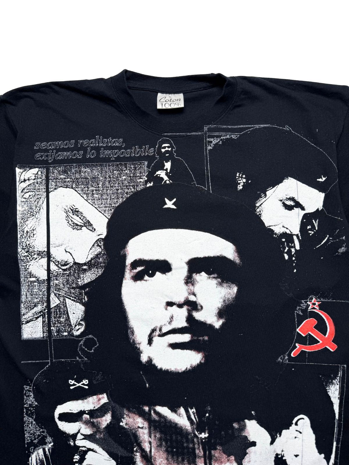Detailansicht der vorderen Brustpartie mit dem zentralen Porträt von Che Guevara, dem Slogan „seamos realistas, exijamos lo imposible“ und dem rotem Hammer-und-Sichel-Emblem.