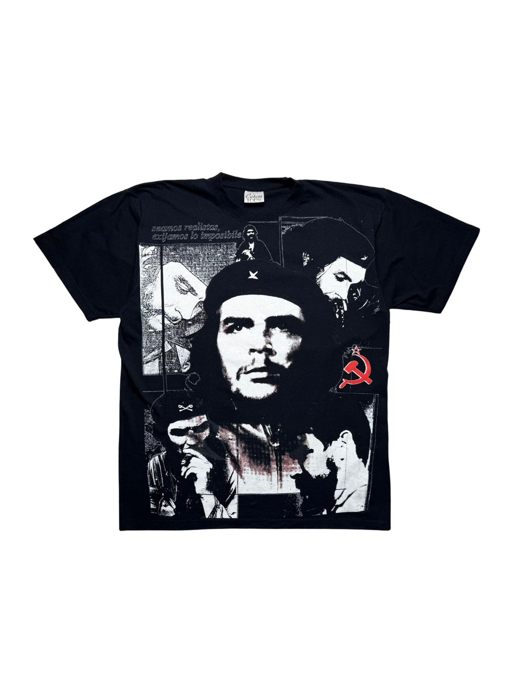 Originales schwarzes Vintage Che Guevara T-Shirt aus den 1990er Jahren in der vorderen Gesamtansicht. Revolutionäres Motiv-Shirt mit Collagen-Print, rotem Hammer-und-Sichel-Symbol und spanischem Zitat.