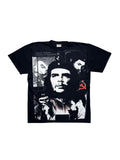 Originales schwarzes Vintage Che Guevara T-Shirt aus den 1990er Jahren in der vorderen Gesamtansicht. Revolutionäres Motiv-Shirt mit Collagen-Print, rotem Hammer-und-Sichel-Symbol und spanischem Zitat.