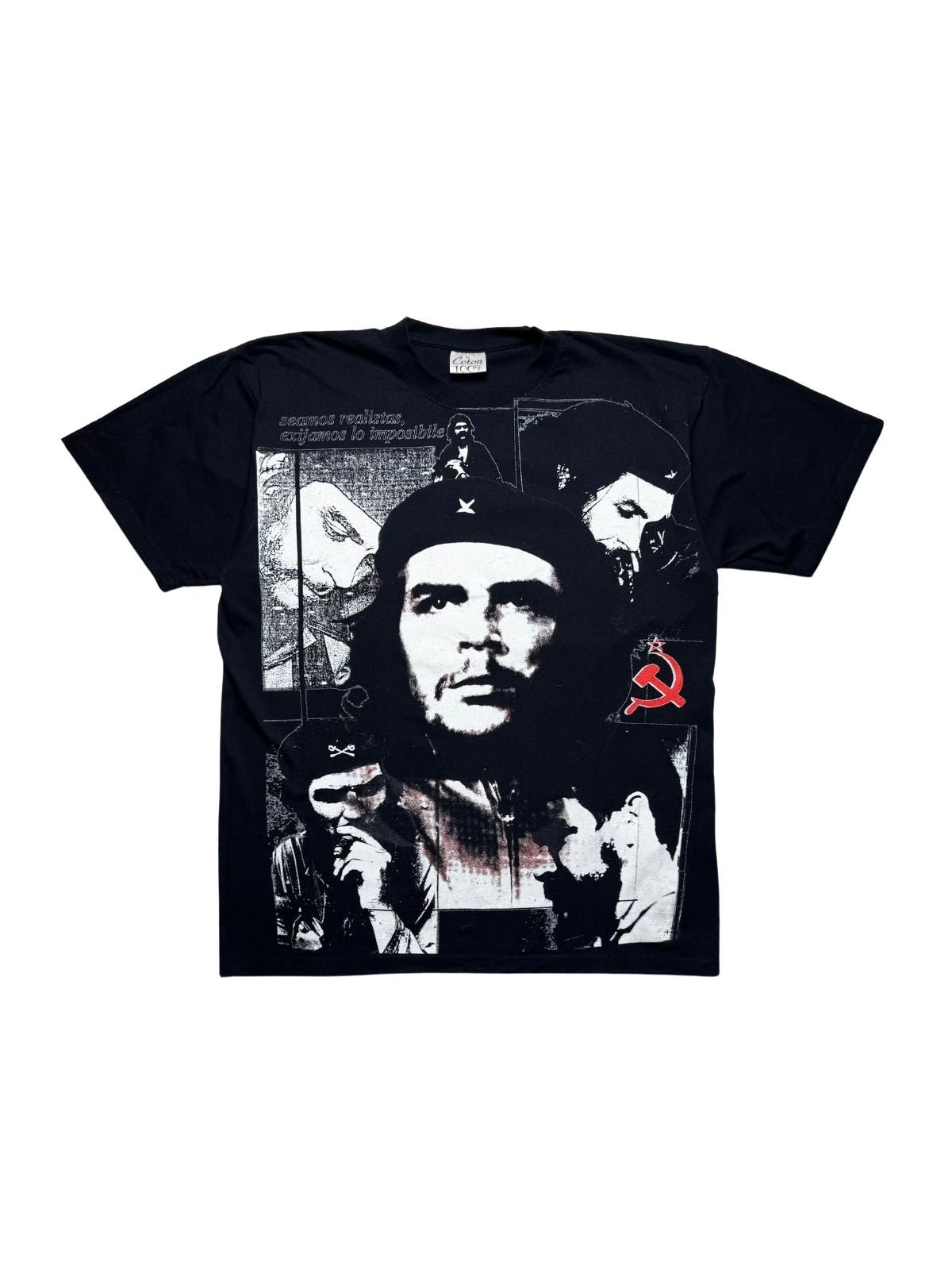 Originales schwarzes Vintage Che Guevara T-Shirt aus den 1990er Jahren in der vorderen Gesamtansicht. Revolutionäres Motiv-Shirt mit Collagen-Print, rotem Hammer-und-Sichel-Symbol und spanischem Zitat.