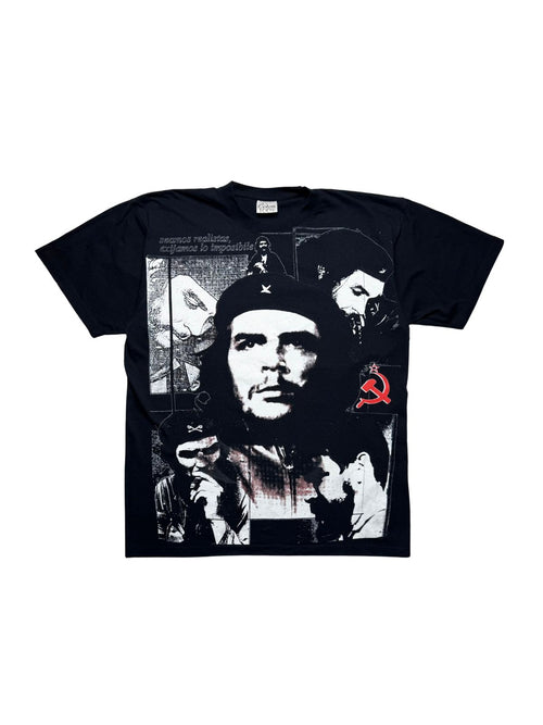Originales schwarzes Vintage Che Guevara T-Shirt aus den 1990er Jahren in der vorderen Gesamtansicht. Revolutionäres Motiv-Shirt mit Collagen-Print, rotem Hammer-und-Sichel-Symbol und spanischem Zitat.