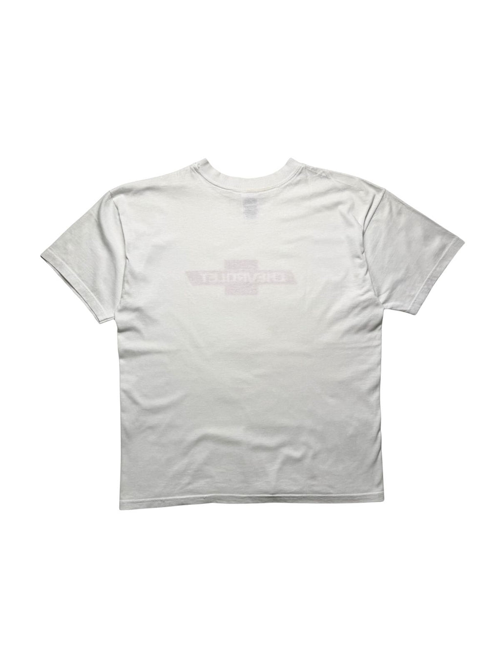Rückseite des weißen 90er-Jahre Chevrolet T-Shirts in der Gesamtansicht, bei der das vordere Markenlogo leicht spiegelverkehrt durchschimmert.