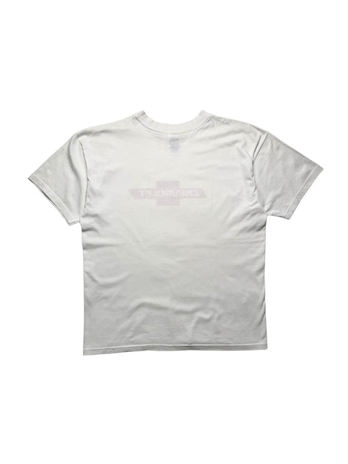 Rückseite des weißen 90er-Jahre Chevrolet T-Shirts in der Gesamtansicht, bei der das vordere Markenlogo leicht spiegelverkehrt durchschimmert.