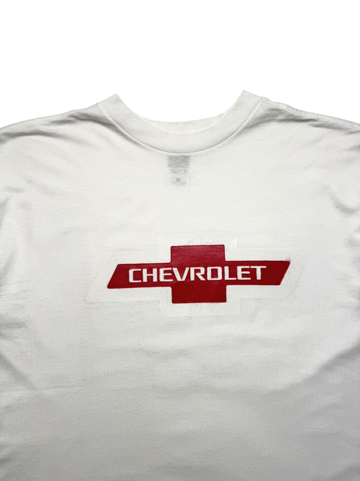 Nahaufnahme der oberen Vorderseite des weißen Shirts mit Blick auf den Rundhalsausschnitt und das zentral platzierte Auto-Logo.