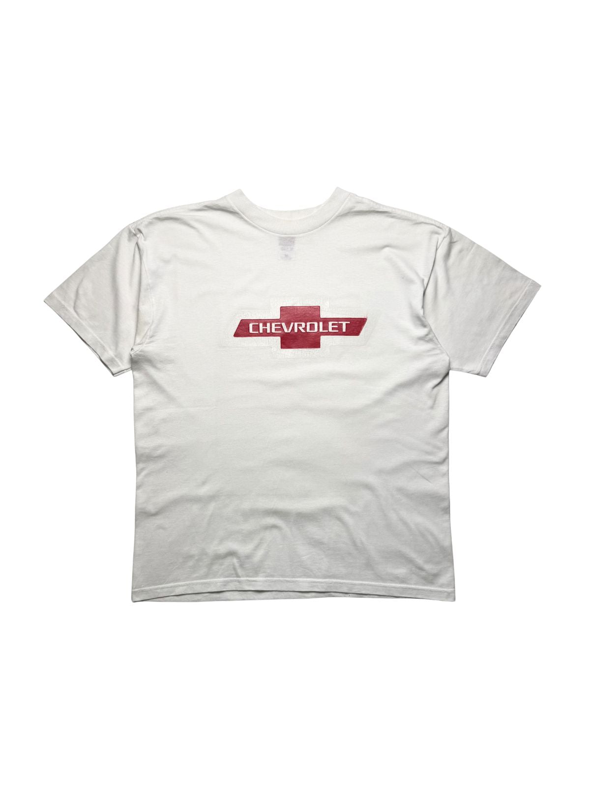 Weißes Vintage Chevrolet T-Shirt aus den 1990er Jahren in der Frontansicht. Klassisches US-Car-Shirt mit rotem Chevrolet-Bowtie-Logo auf der Brust.