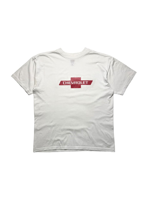 Weißes Vintage Chevrolet T-Shirt aus den 1990er Jahren in der Frontansicht. Klassisches US-Car-Shirt mit rotem Chevrolet-Bowtie-Logo auf der Brust.
