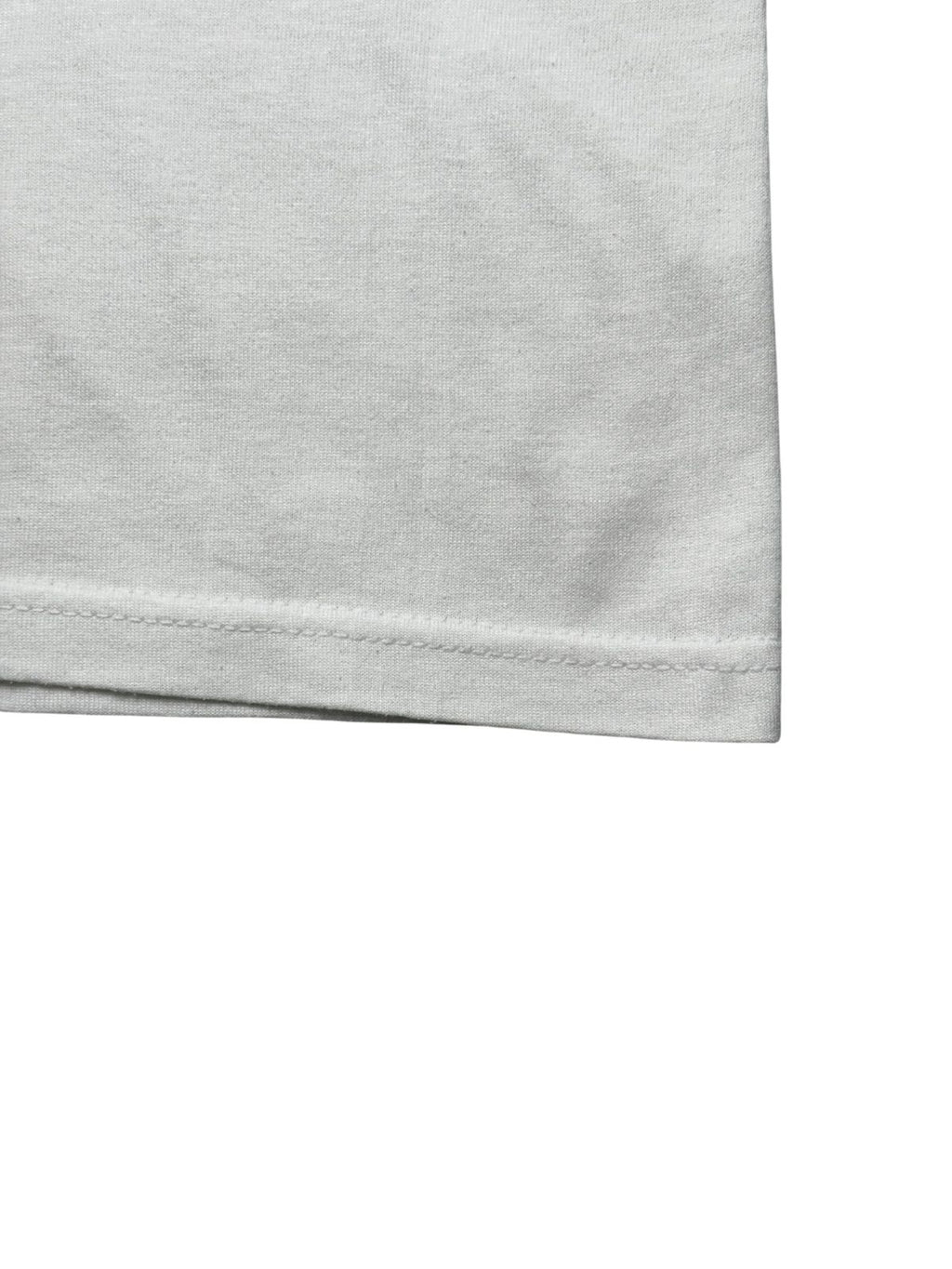 Nahaufnahme des unteren Saums mit feiner Doppelnaht, die den gepflegten Vintage-Zustand des Shirts veranschaulicht.