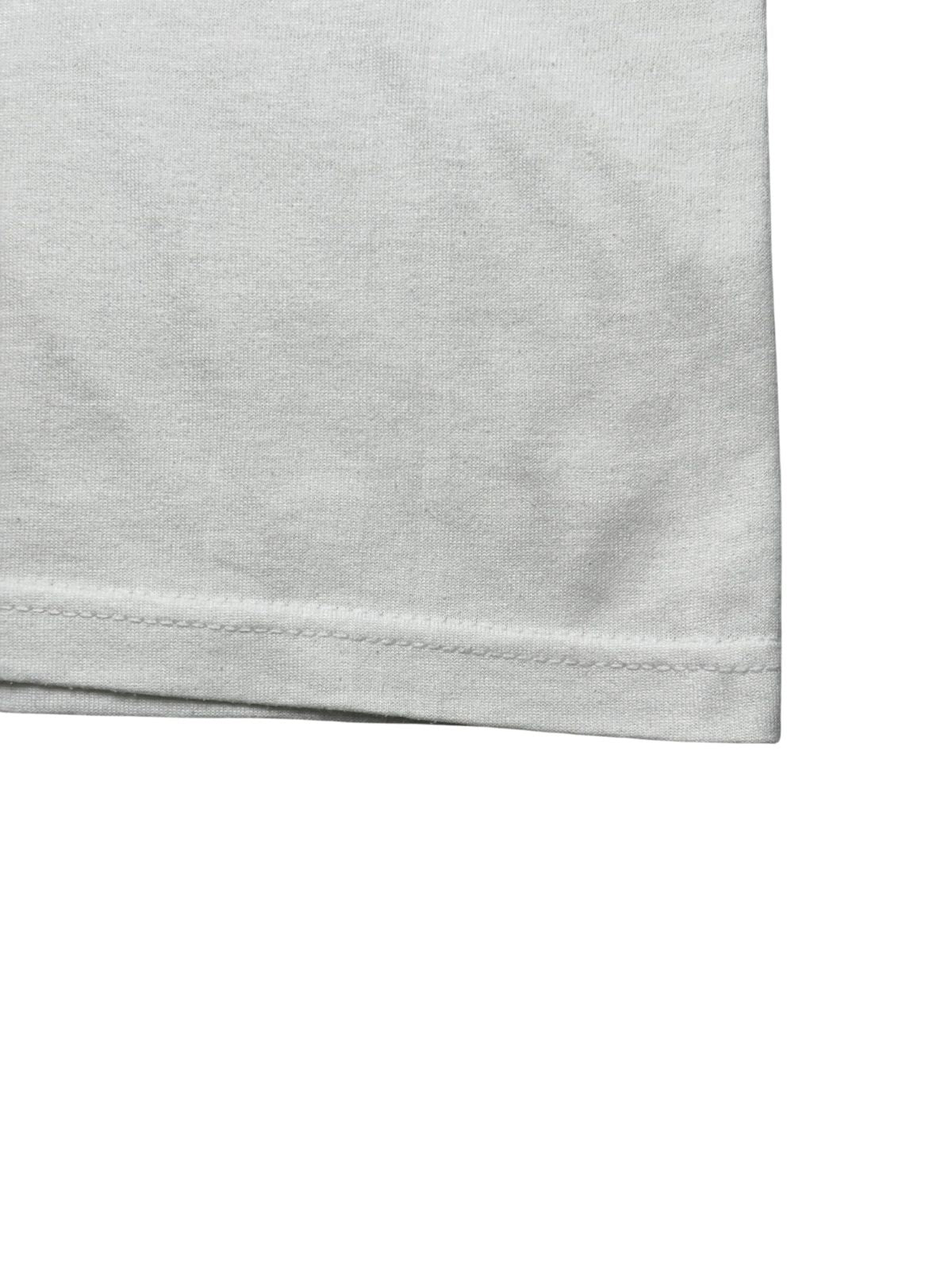 Nahaufnahme des unteren Saums mit feiner Doppelnaht, die den gepflegten Vintage-Zustand des Shirts veranschaulicht.