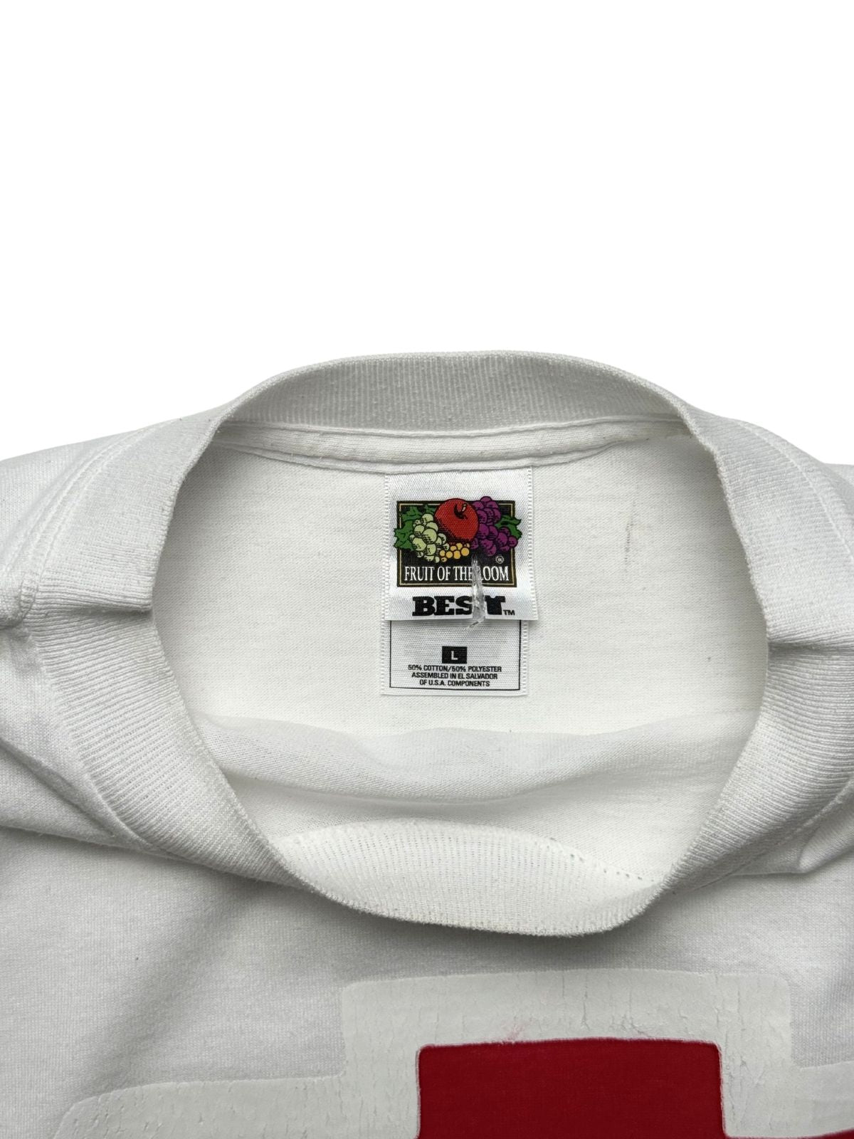 Nahaufnahme des inneren Kragens mit dem originalen, gut erhaltenen „Fruit of the Loom Best“ Stoffetikett in Größe L (50% Baumwolle, 50% Polyester).