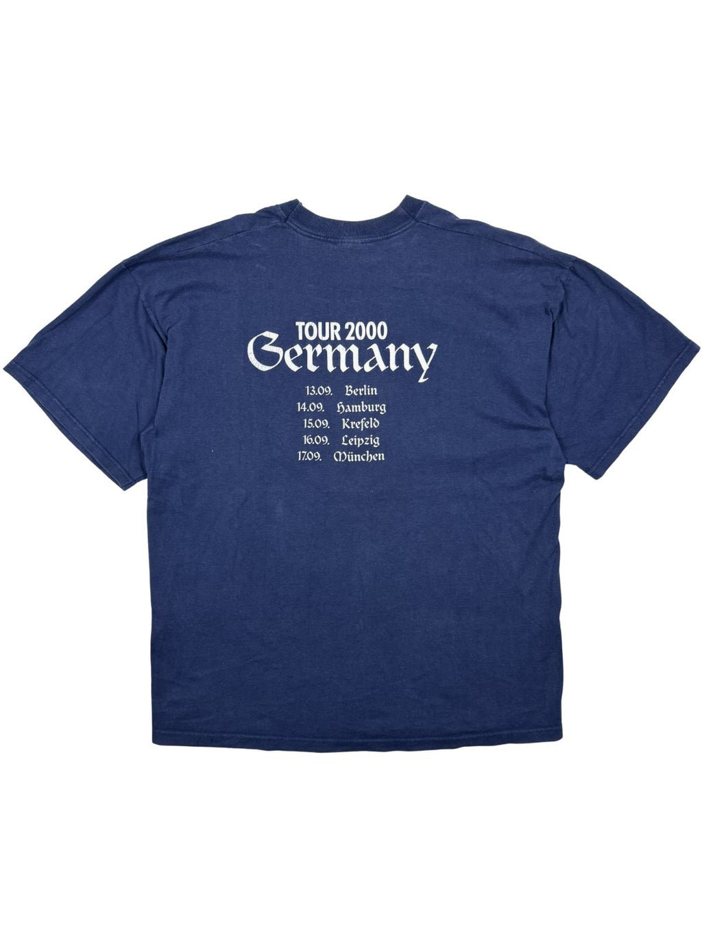 Rückseite eines dunkelblauen Cockney Rejects Vintage Band-Shirts mit der „Tour 2000 Germany“ Grafik und einer Liste deutscher Konzertstädte (Berlin, Hamburg, Krefeld, Leipzig, München).