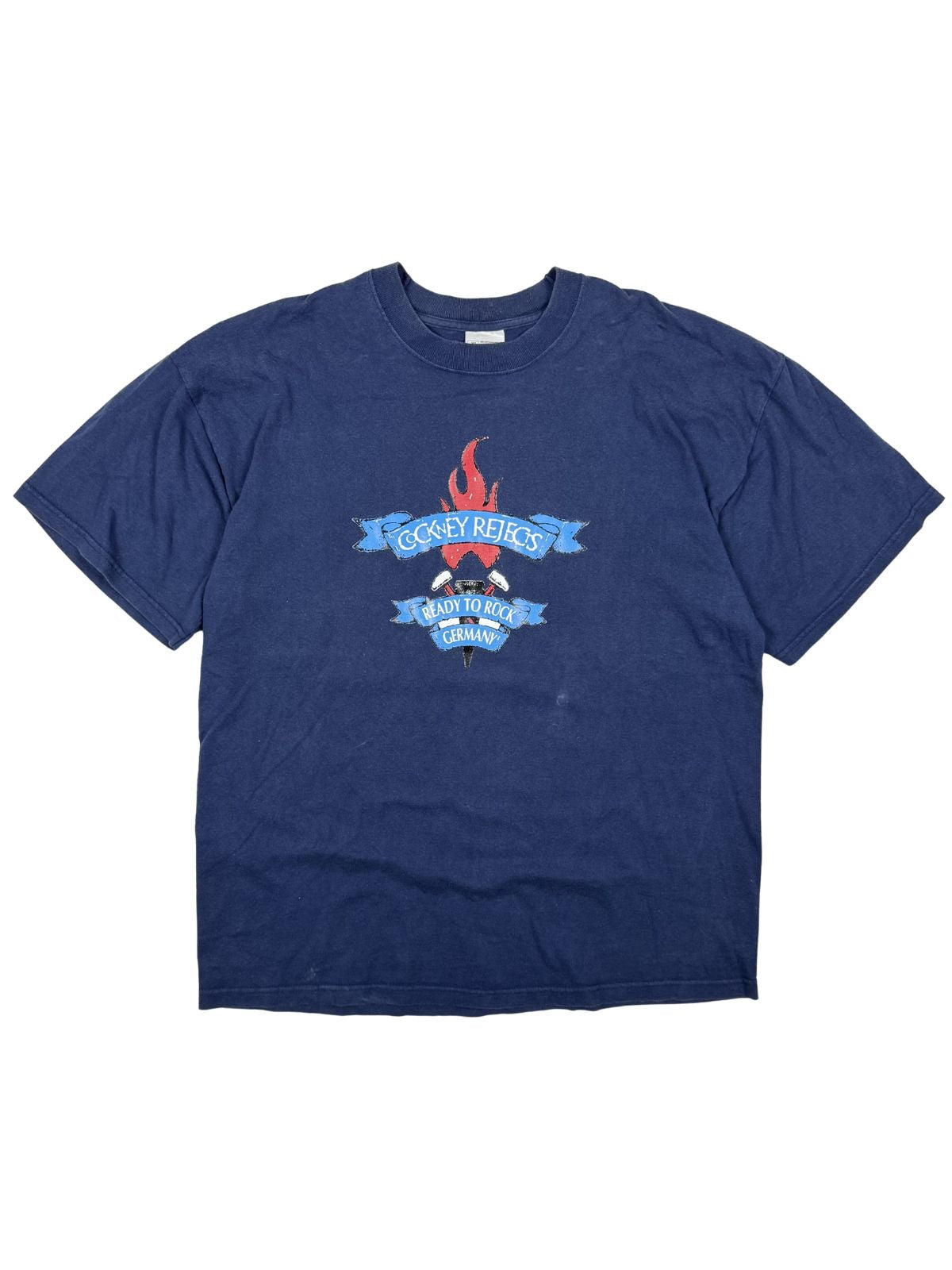 Vorderseite des Cockney Rejects „Ready to Rock Germany“ Shirts in Dunkelblau mit zentralem Grafikprint (Flamme, Hämmer und Banner).