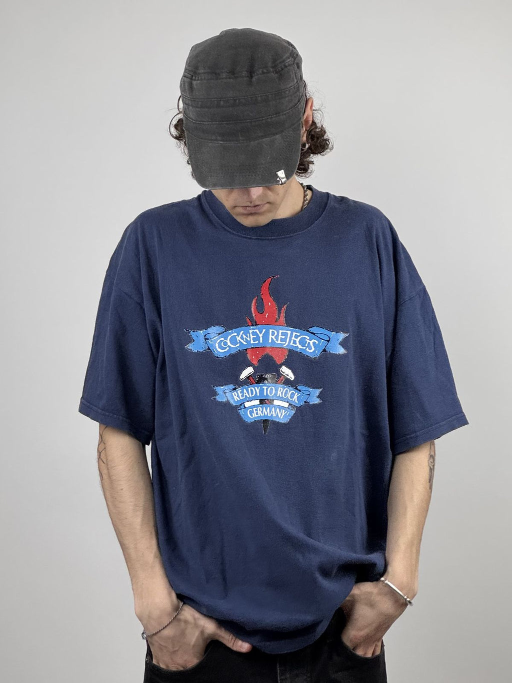 Ein Model trägt das Cockney Rejects Vintage T-Shirt; zeigt das farbige Front-Motiv und den authentischen Streetwear-Look der frühen 2000er.