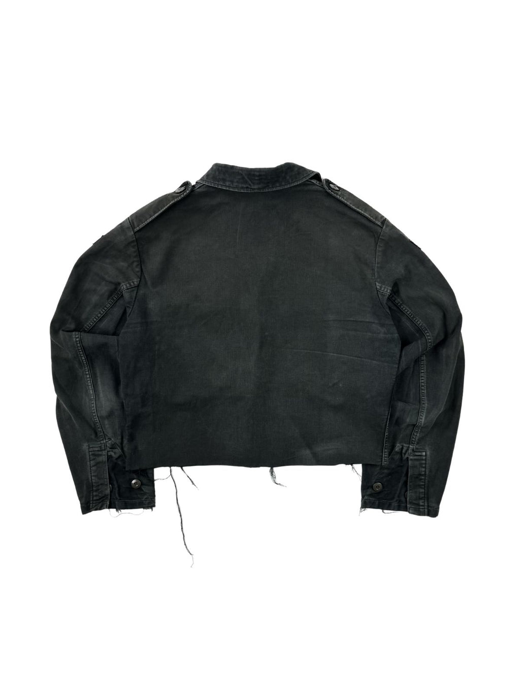 Rückansicht einer umgearbeiteten (cropped) Vintage Bundeswehr Feldjacke aus den 1980er Jahren in verwaschenem Schwarz. Die Militärjacke wurde am Saum kurz abgeschnitten und zeigt Fransen im Distressed-Look. Flatlay auf weißem Hintergrund.