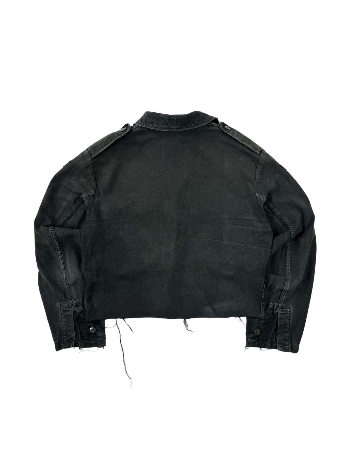 Rückansicht einer umgearbeiteten (cropped) Vintage Bundeswehr Feldjacke aus den 1980er Jahren in verwaschenem Schwarz. Die Militärjacke wurde am Saum kurz abgeschnitten und zeigt Fransen im Distressed-Look. Flatlay auf weißem Hintergrund.